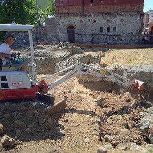 Lavori di risitemazione e livellamento del terreno